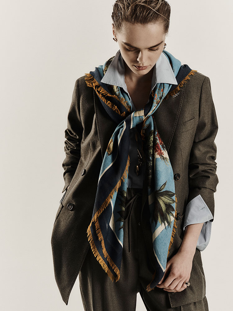 Grand carré Max Mara en soie imprimée couleur bleu ciel, avec motif de collection imprimé sur l’ensemble, porté sur un blazer.