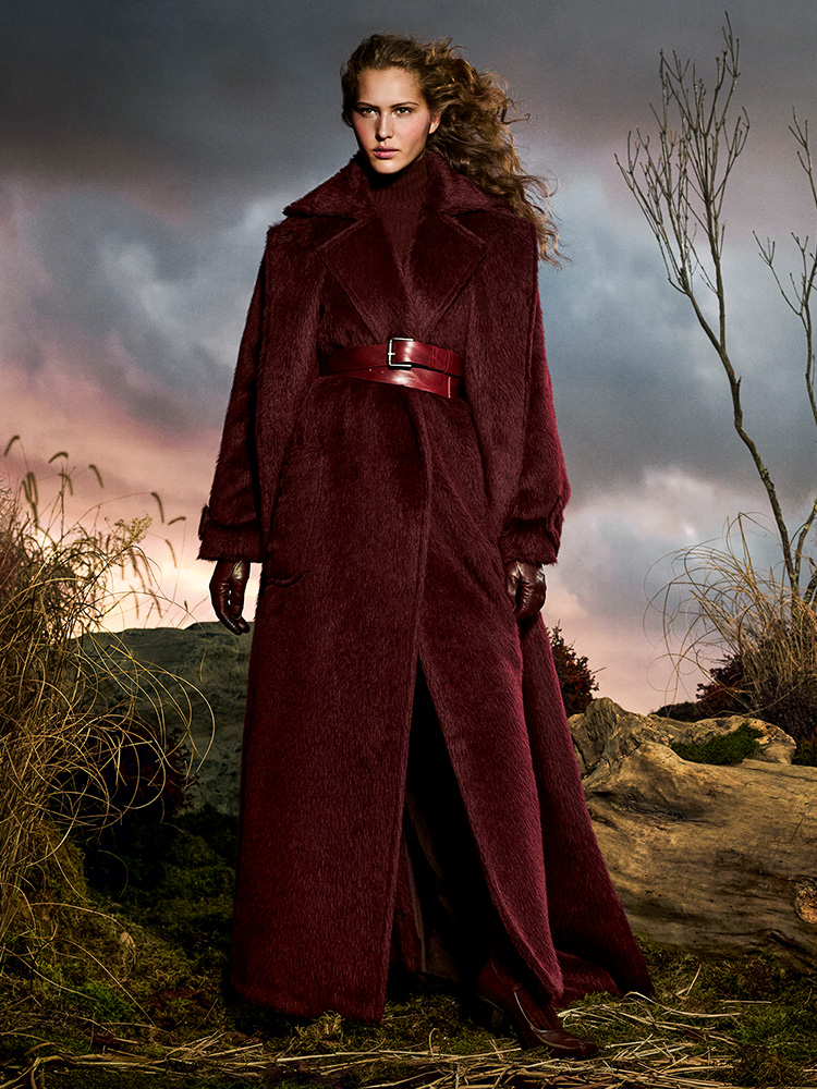 Look de la campagne Untamed Heroine Max Mara avec manteau long, manteau sans manche et escarpins Mary Jane de couleur cerise unie.