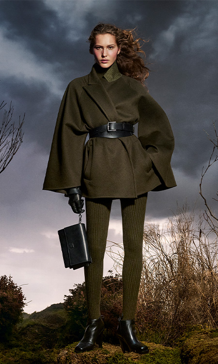 Look de la campagne Untamed Heroine Max Mara avec manteau court et leggings couleur vert mousse et sac en cuir.