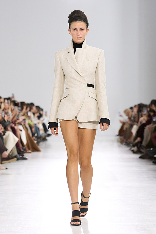 Défilé Max Mara Printemps Été 2026 : look avec blazer et short en tissu clair.