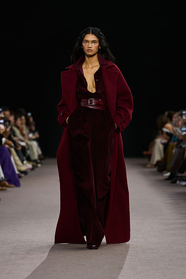 Défilé Max Mara Automne Hiver 2025 : look cerise avec chemisier en velours, manteau Ludmilla iconique et bottines en cuir.