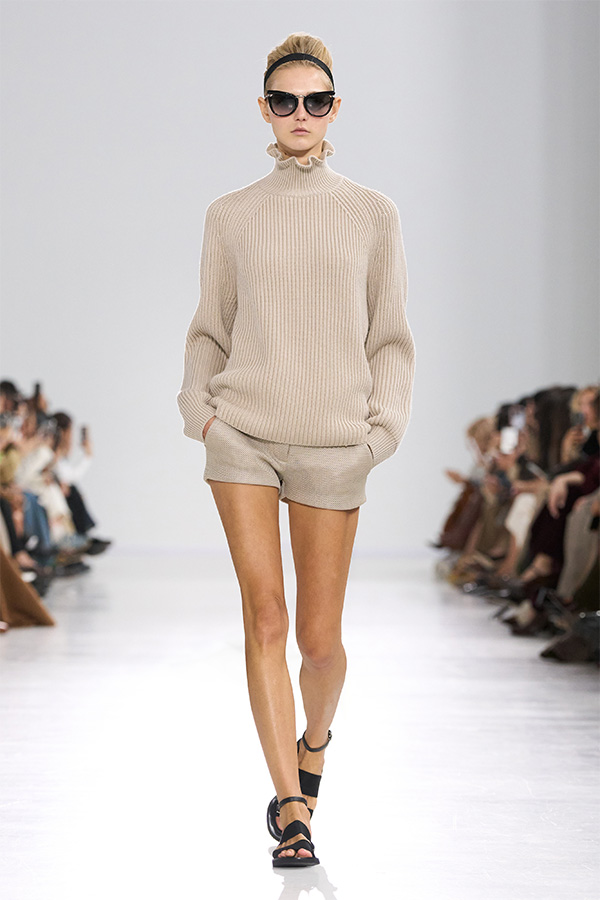 Défilé Max Mara Printemps Été 2026 : look avec col roulé et short assorti.