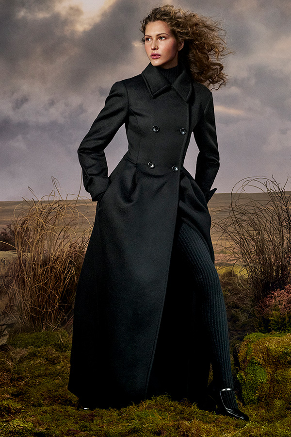 Look de la campagne Untamed Heroine Max Mara avec manteau long, leggings et escarpins Mary Jane de couleur noire unie.