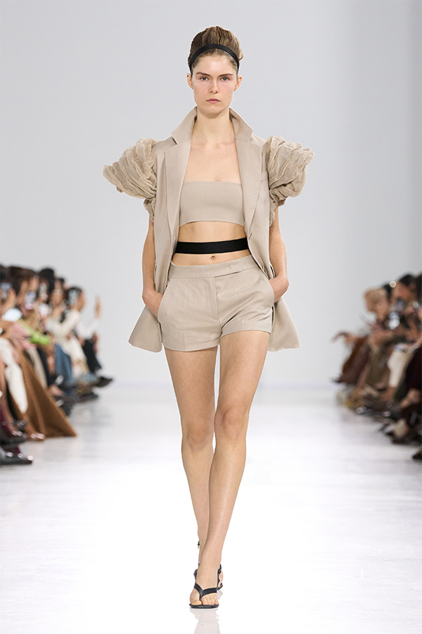 Défilé Max Mara Printemps Été 2026 : look avec blazer à volants aux épaules, haut à bride et short assortis.