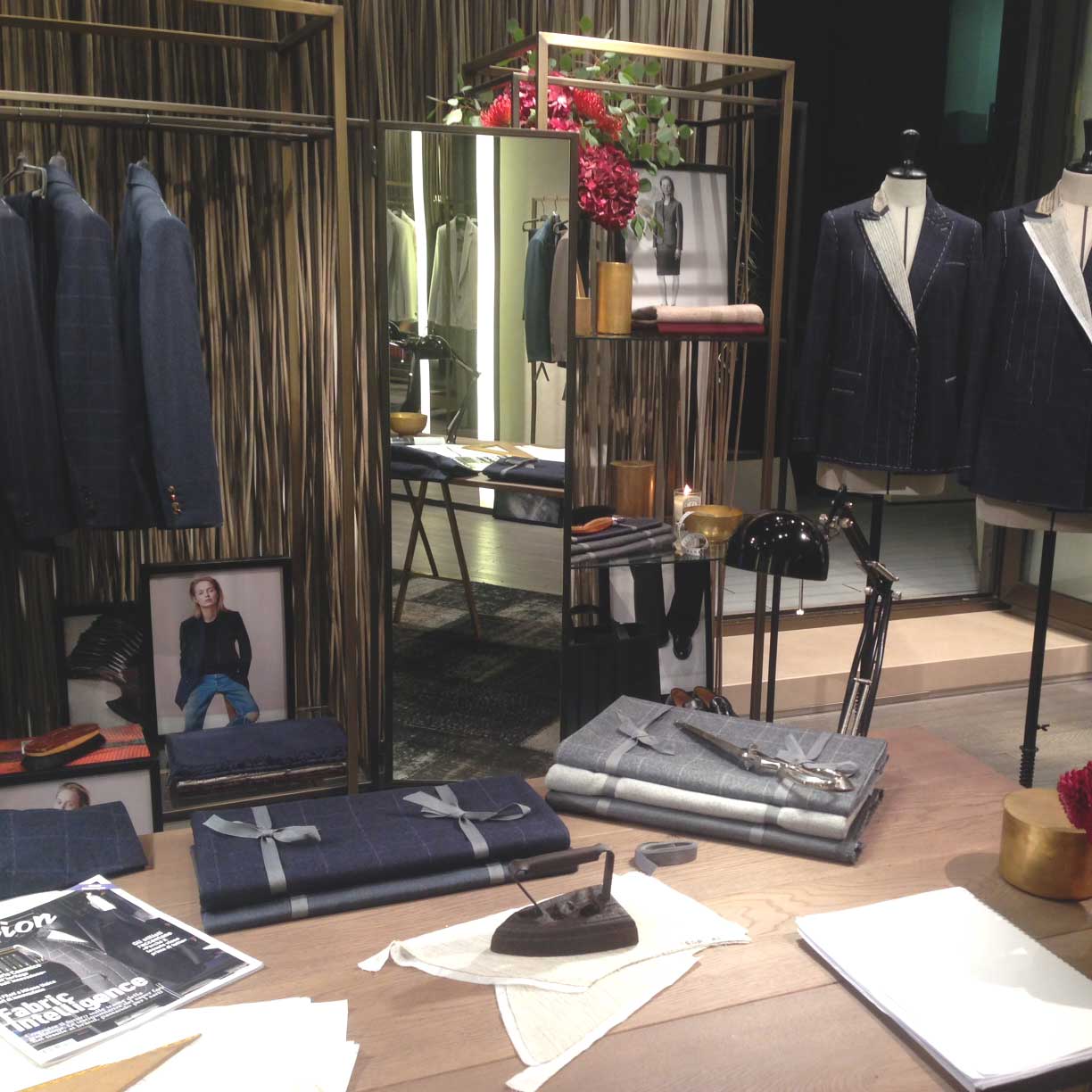 Intérieur d’une boutique Max Mara, avec une sélection de vêtements couture raffinés.