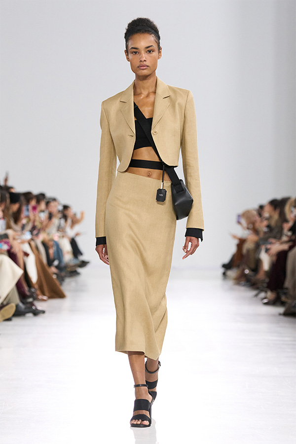 Défilé Max Mara Printemps Été 2026 : look beige avec blazer, jupe et sac porté croisé noir.