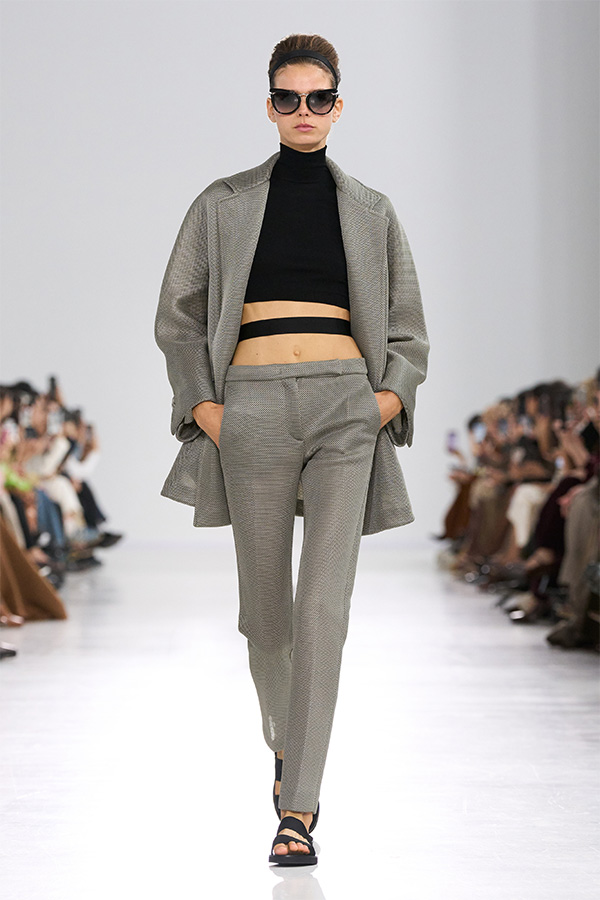 Défilé Max Mara Printemps Été 2026 : look avec veste et pantalon gris et col roulé noir.
