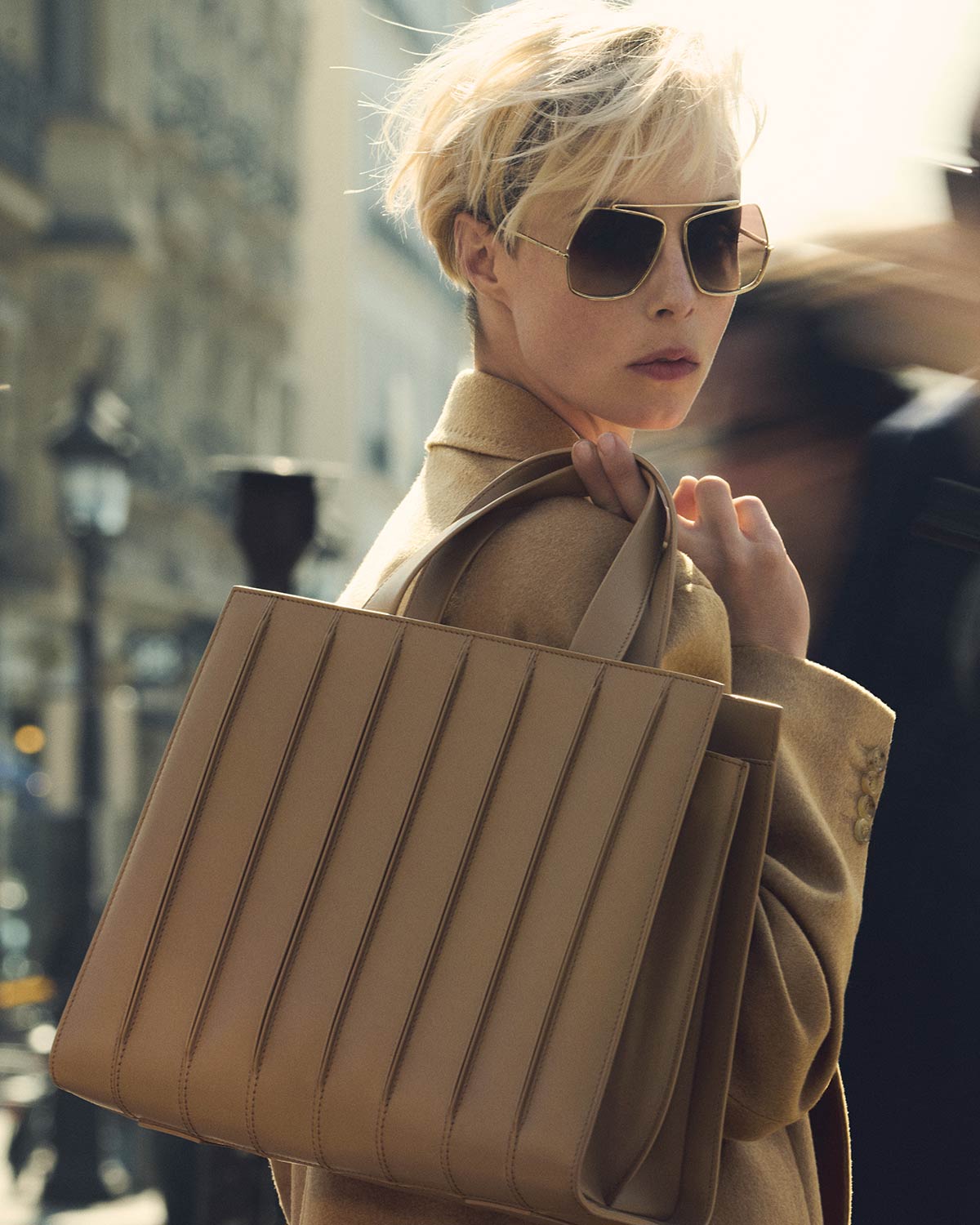 Mannequin avec sac Whitney Bag 7 de Max Mara grand format, en cuir couleur chameau avec surpiqûres verticales en relief.