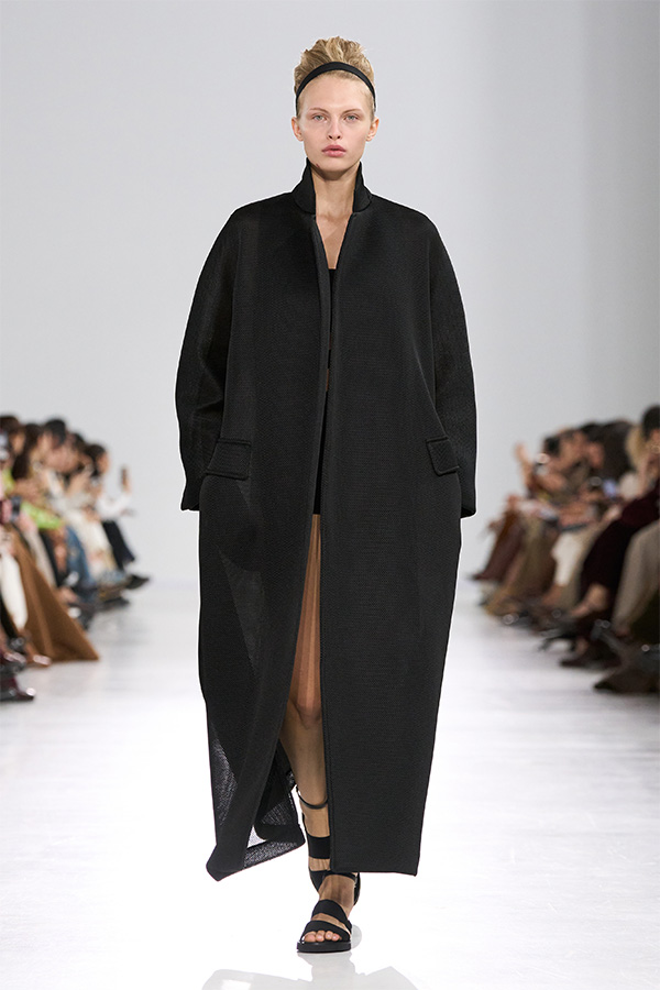 Défilé Max Mara Printemps Été 2026 : look avec jupe longue noire.