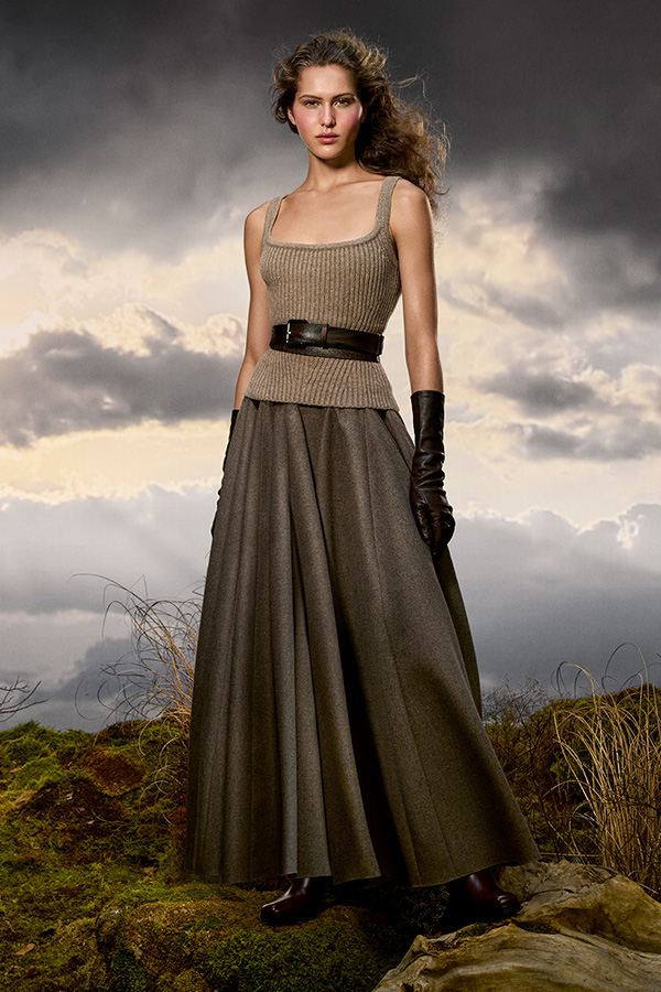 Look de la campagne Untamed Heroine Max Mara avec haut, ceinture et jupe ample couleur noisette avec gants noirs. 