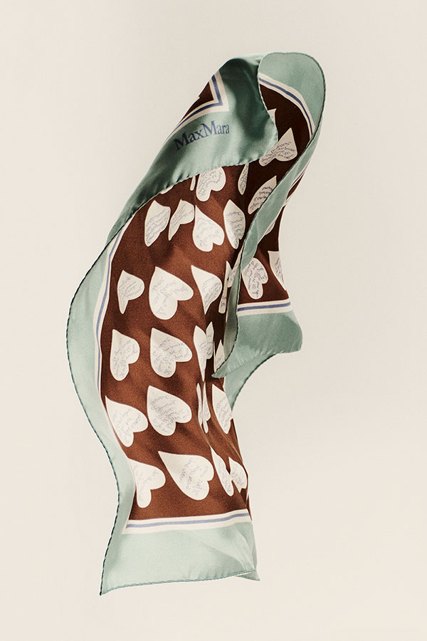 Détail sur le foulard en sergé de pure soie imprimée de Max Mara couleur bleu ciel entièrement imprimé.