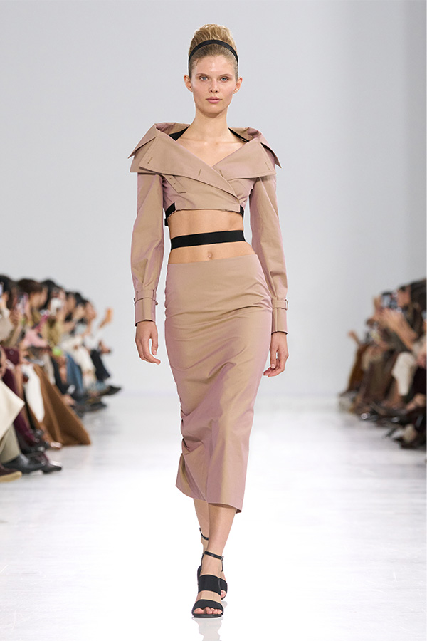 Défilé Max Mara Printemps Été 2026 : look beige avec jupe et haut à manches longues.