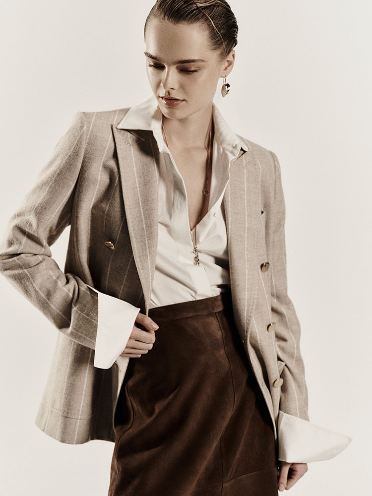Mannequin portant le blazer double boutonnage Max Mara Sartoriale beige en alpaga et laine avec chemisier clair et pantalon marron.