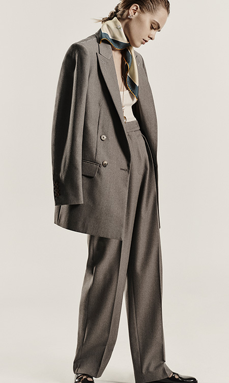 Mannequin en look gris moyen avec blazer en grain de poudre de laine Max Mara Sartoriale et pantalon à taille haute.