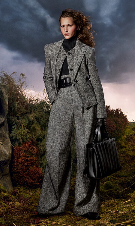 Look de la campagne Untamed Heroine Max Mara avec blazer, gilet, pantalon, ceinture et sac en noir et blanc.