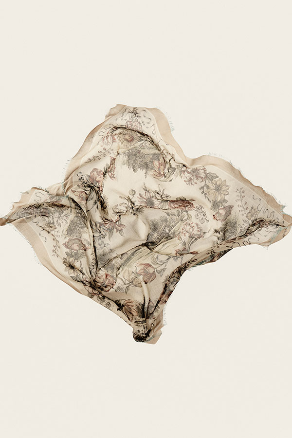 Détail du grand carré Max Mara Sartoriale en soie imprimée couleur chameau, avec motif en passementerie à franges sur les bords.