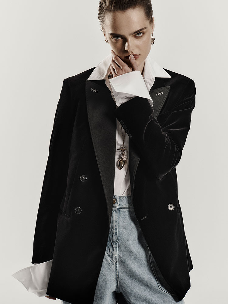 Mannequin portant un blazer double boutonnage en velours de coton Max Mara Sartoriale noir avec chemisier blanc.